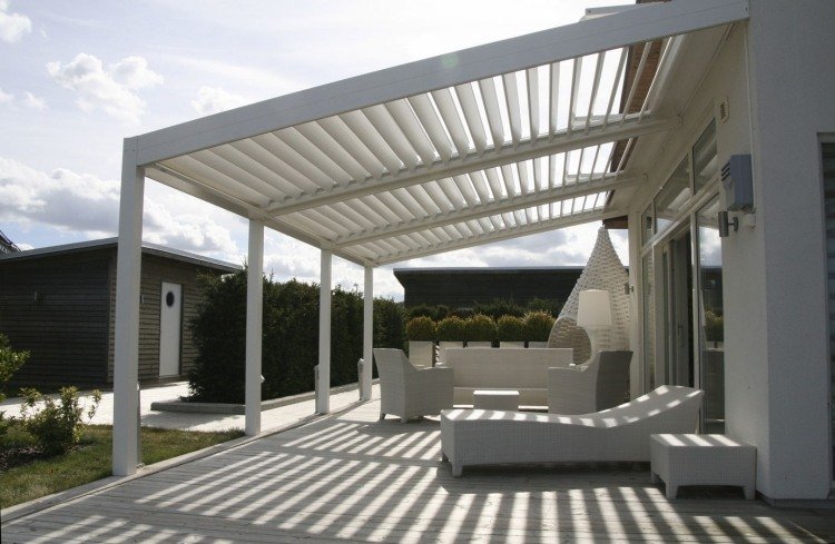 materiais-terraço telhado-branco-alumínio-ripas-pulmões-móveis de jardim-moderno-terraço-portas-jardim