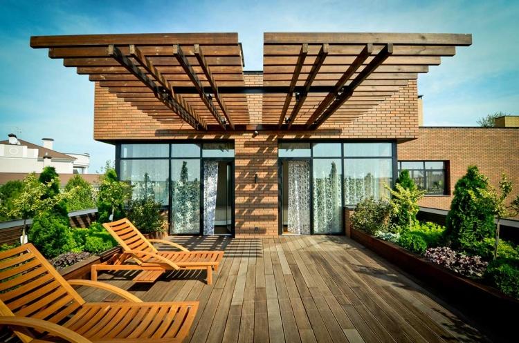 materiais-pátio telhado-terraço no telhado-espreguiçadeiras-pisos de madeira-portas de pátio-plantas-flores-vasos de flores