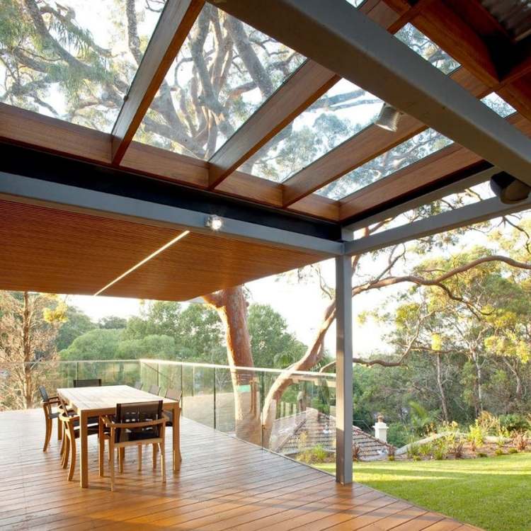 materiais-terraço telhado-aço-construção-madeira-vidro-mesa de jantar-cadeiras-jardim-gares-árvore-grande