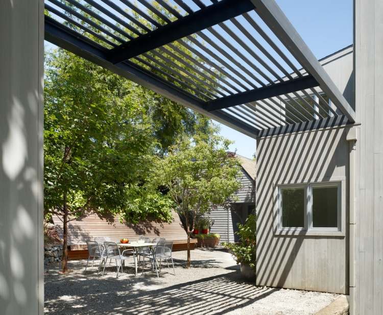 materiais-terraço telhado-metal-aço-construção-cascalho-sombra-árvores-jardim