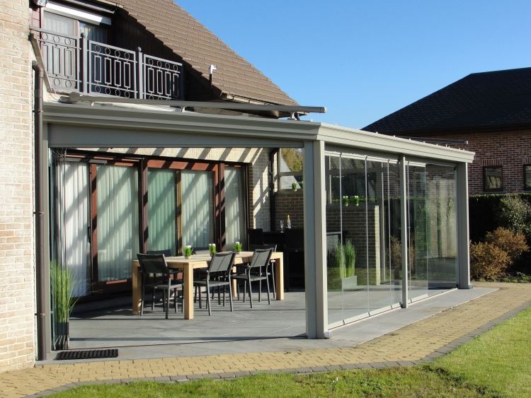 materiais-pátio telhado-fixo-construção-metal-vidro-jardim-gramado-mesa de jantar-portas de pátio
