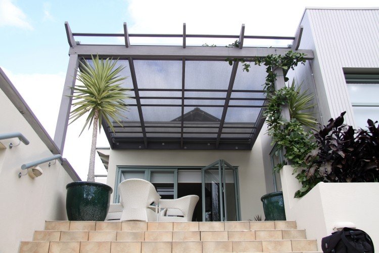 materiais-terraço telhado-aço-construção-plexo-vidro-móveis de jardim-ratan-plástico-branco-escadas
