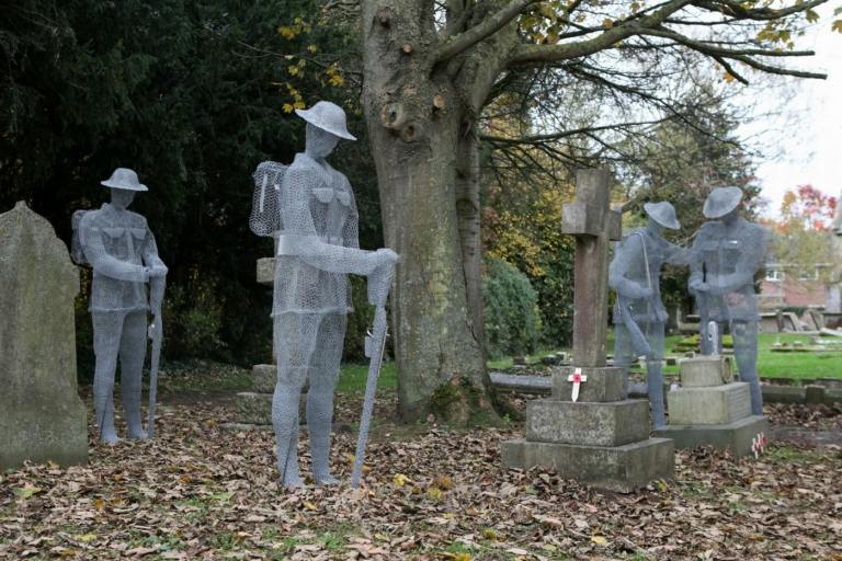 Imitando soldados como decorações de jardim de Halloween feitas de arame e lápides