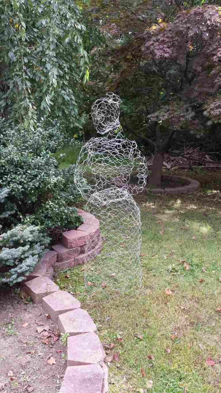 Ideia simples de artesanato fantasma para a decoração de Halloween para o exterior