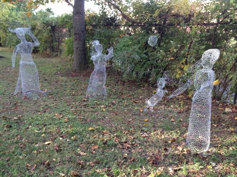 Coloque os fantasmas em grupos no jardim - decorações de Halloween para o exterior