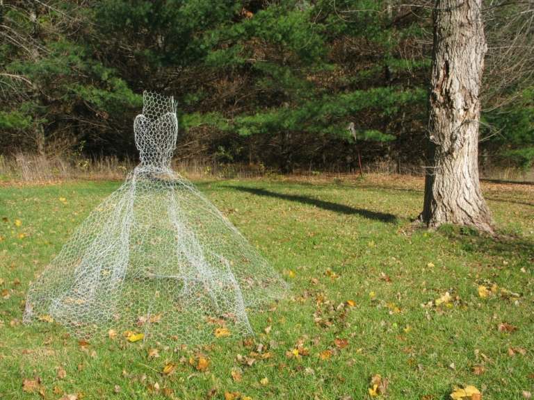 Vestido de noiva como decoração para festa de Halloween sem partes do corpo