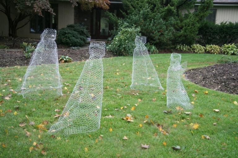 Roupas feitas de arame sem membros têm um efeito fantasmagórico - decorações de Halloween para o exterior