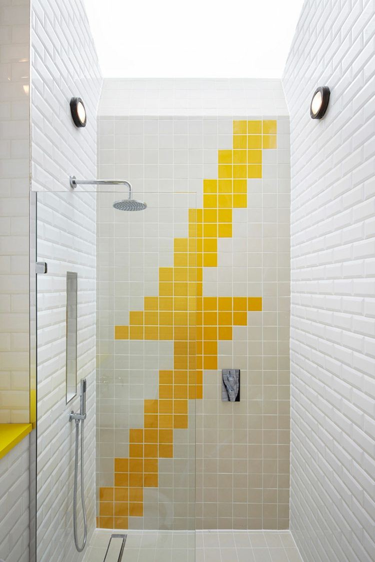 amarelo-banheiro-azulejos-pequeno-formato-relâmpago-motivo-chuveiro