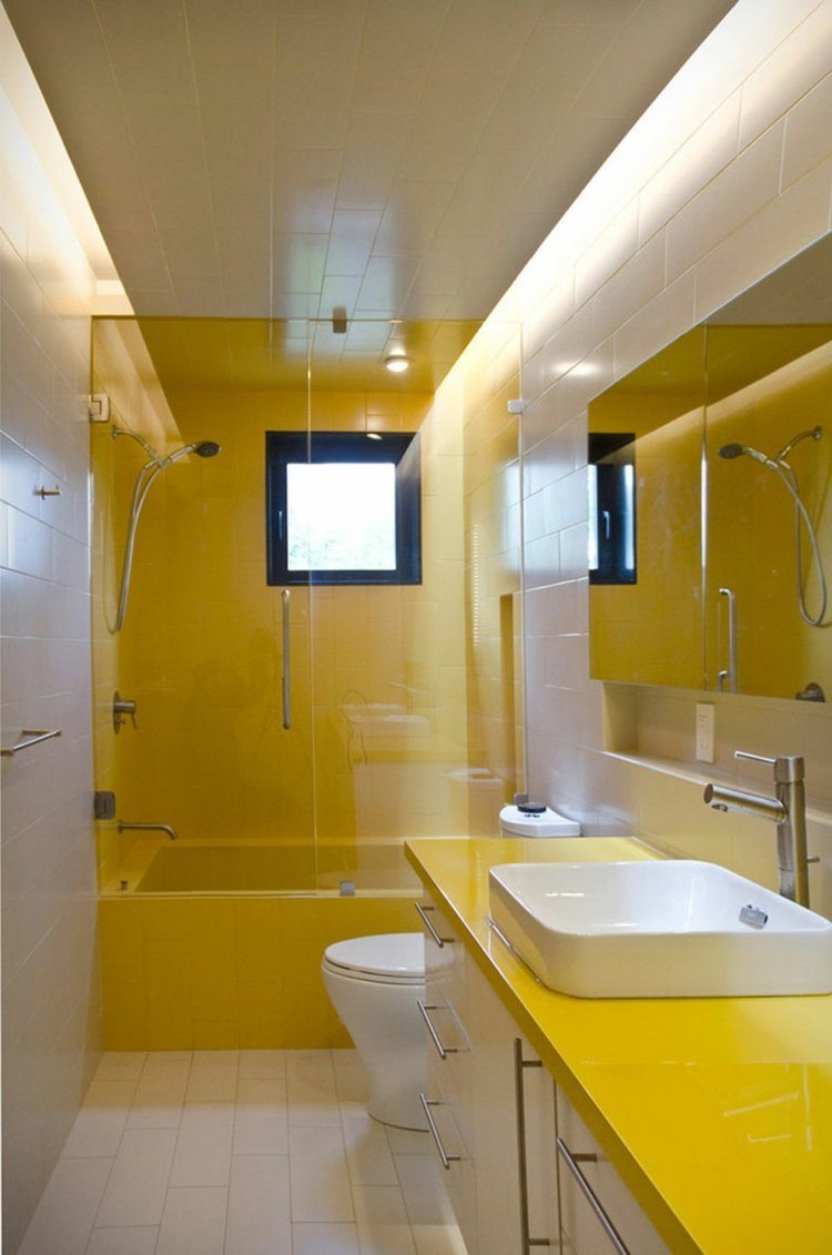 amarelo-banheiro-estreito-quarto-design-vidro-parede-espelho-iluminação indireta