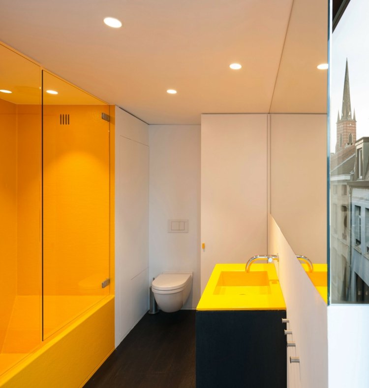 nicho amarelo-banheiro-úmido-célula-pia-preto-piso-parede