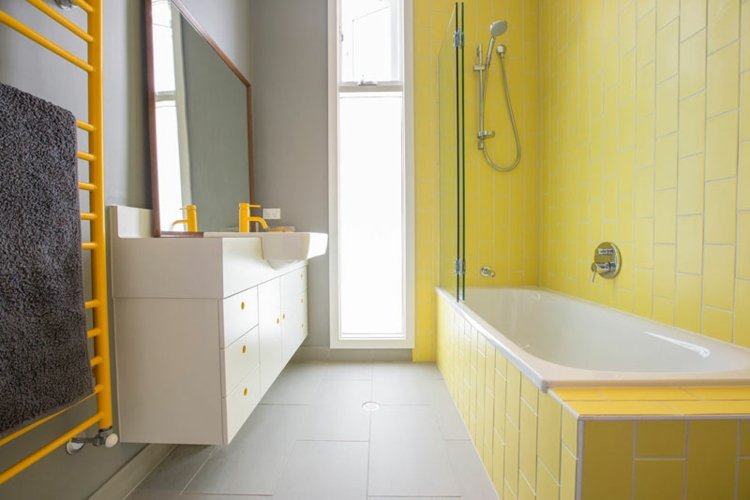 amarelo-banheiro-minimalista-armário-lavatório-janela-estreita-banheira-banheira-chuveiro