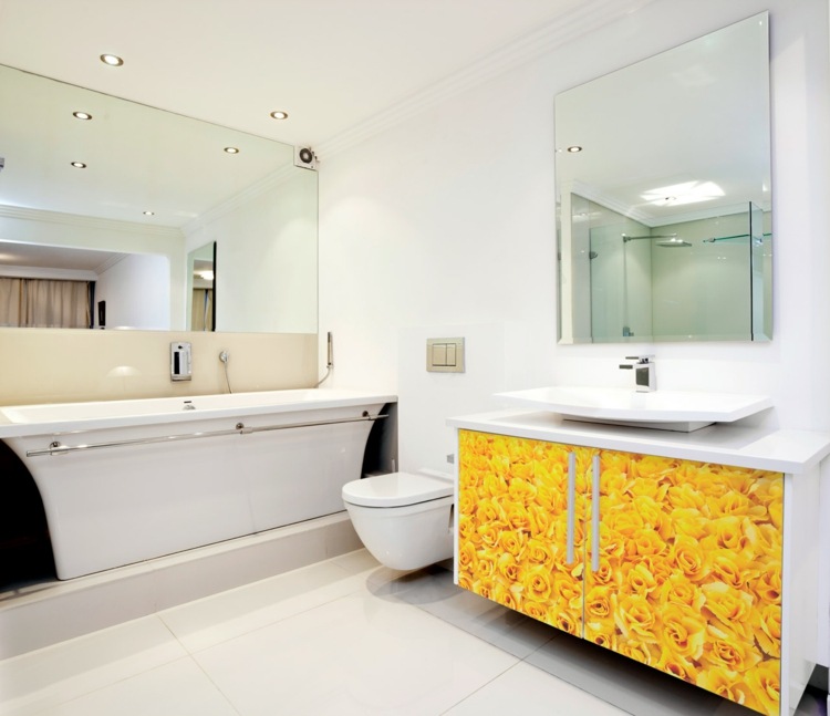 amarelo-no-banheiro-papel-alumínio-vara-lavar-armário-rosas-moderno