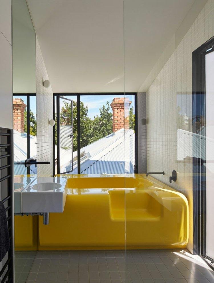 amarelo-banheiro-banheira-futurista-janela-arredondada-frente-preto-acentos