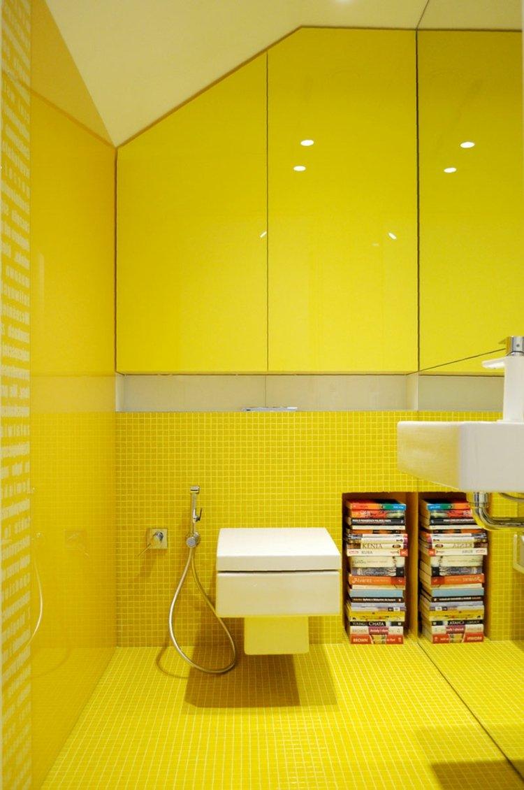 amarelo-banheiro-tetos-inclinados-idéias-armários-mosaico-alto brilho
