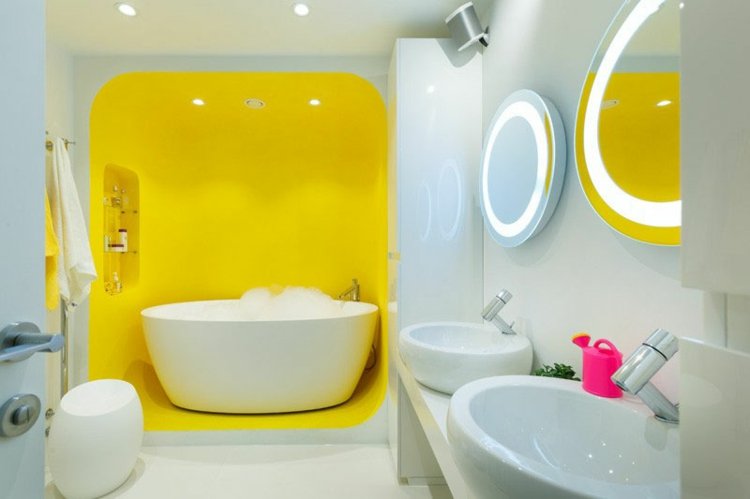 amarelo-banheiro-futurista-espelho redondo-led-luminárias de teto