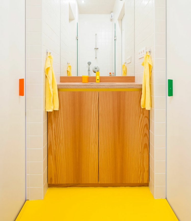 amarelo-banheiro-armário de madeira-estreito-toalhas-espelho-idéia