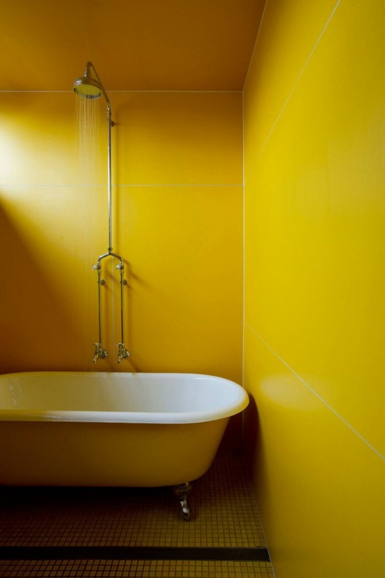 amarelo-banheiro-parede-pintura-idéia-banheira-retrô