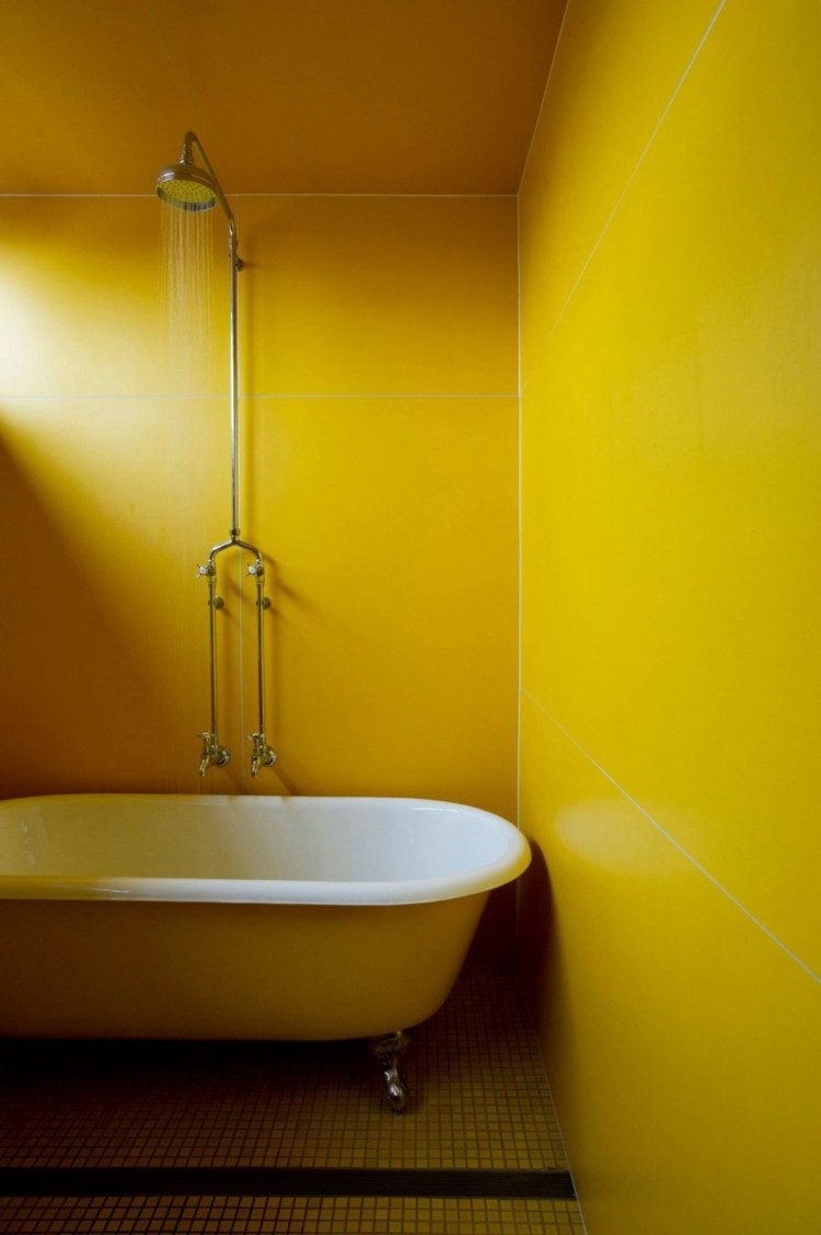 amarelo-banheiro-parede-pintura-idéia-banheira-retrô