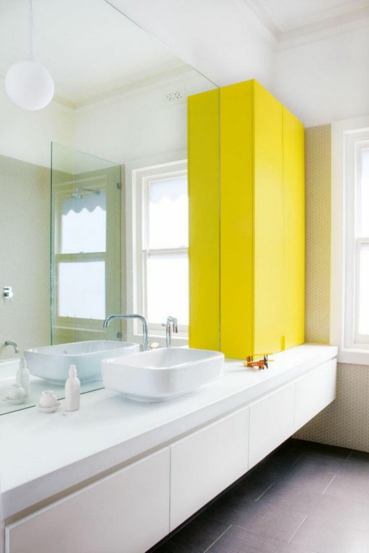 amarelo-no-banheiro-acento-armário-branco-espelho-móvel
