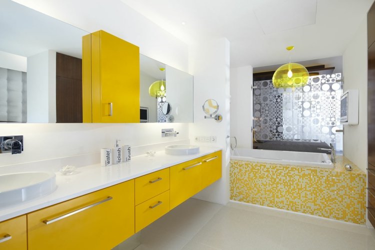 amarelo na penteadeira do banheiro-mosaico-banheira-janela