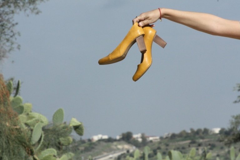 Sapatos dourados e amarelos para mulheres com salto em bloco