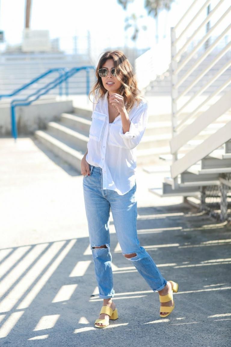 Traje esportivo e elegante com camisa branca para mulher, jeans longos e sandálias