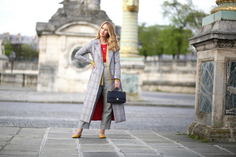 Roupa de negócios com calça e casaco xadrez cinza, top vermelho e sapatos amarelos