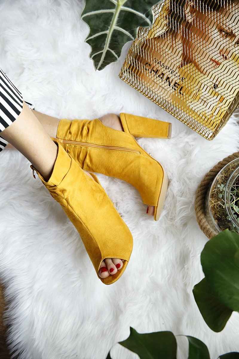 Botins modernos em amarelo com salto em bloco