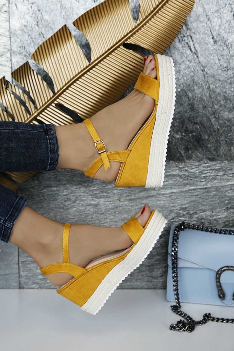 Sandálias com plataforma em elegante amarelo dourado para looks da moda de verão