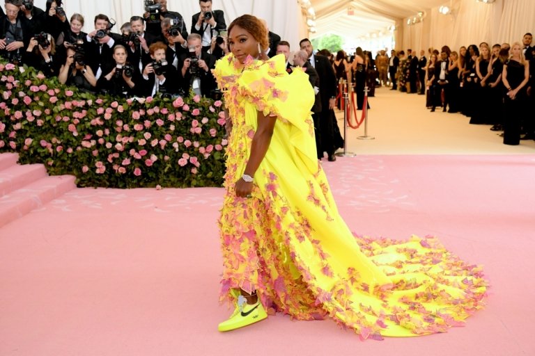 Serena Williams no Met Gala 2019 em um vestido amarelo e tênis amarelos da Nike