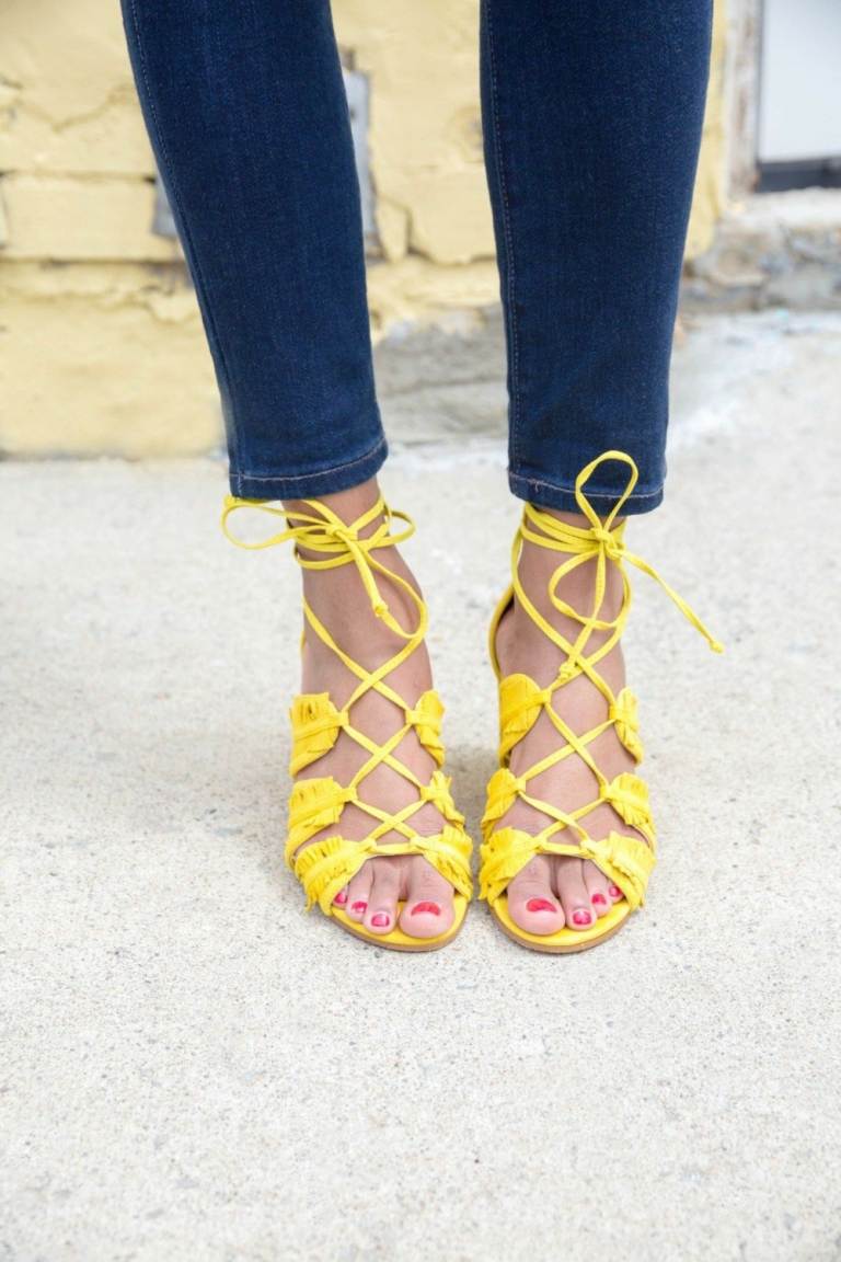 Sandálias amarelas com salto para amarrar com jeans skinny