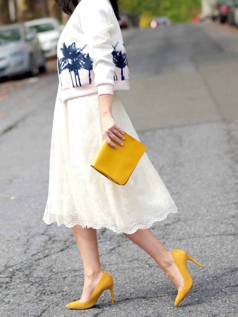 Sapatos amarelos e bolsa para um vestido branco com renda