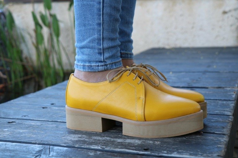 Sapatos com plataforma Oxford e jeans skinny em azul