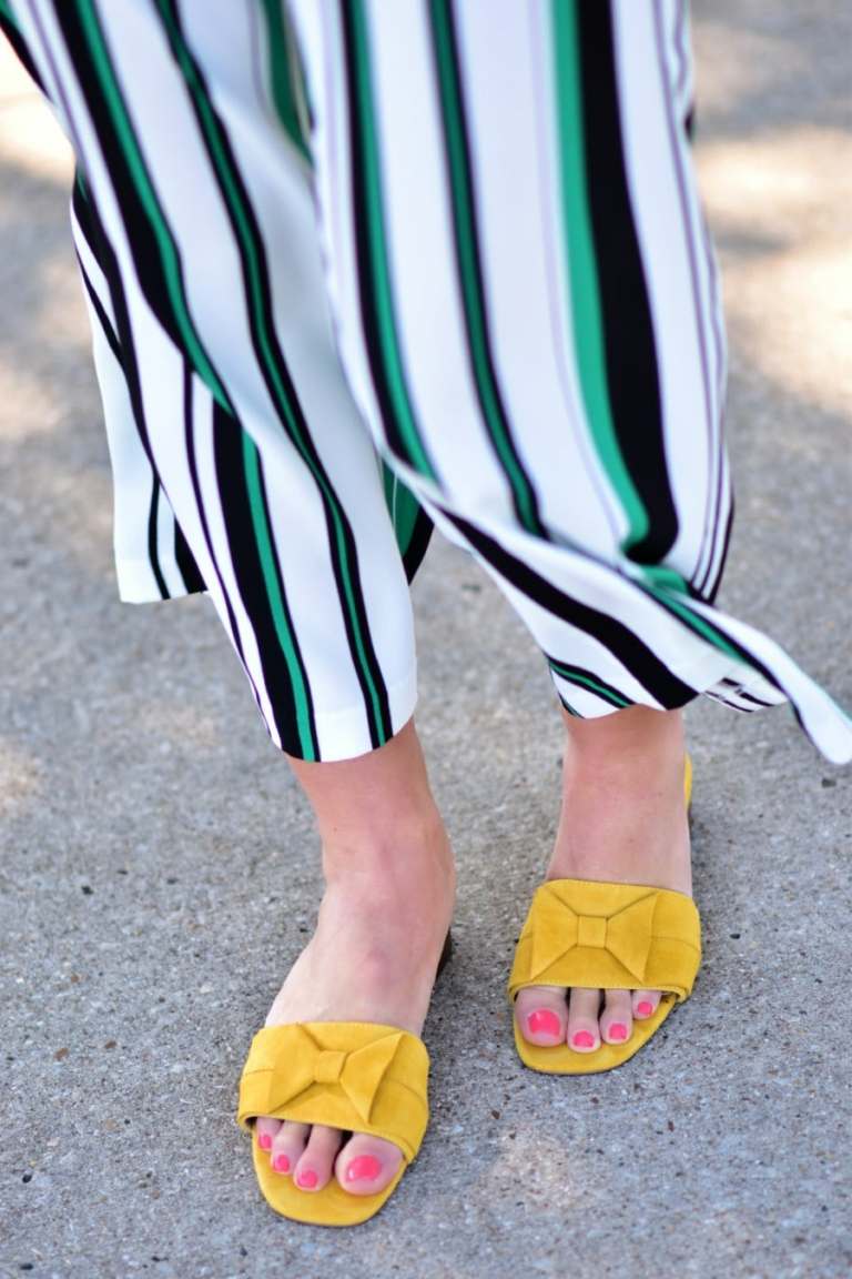 Sandálias e chinelos na cor amarela são perfeitos para o verão