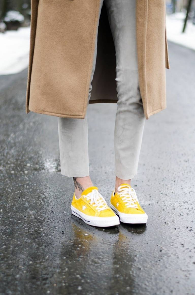 Combine calça e casaco com sapatos amarelos