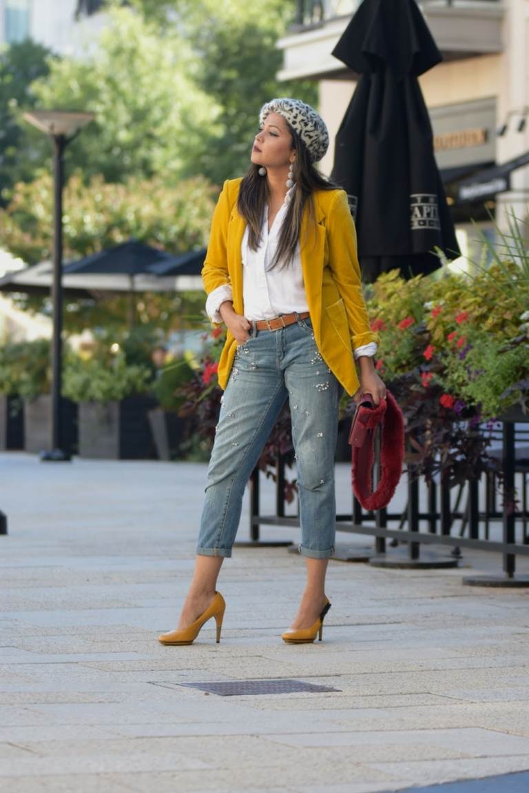 Jeans feminino com cinto de couro marrom e sapatos e jaqueta em amarelo mostarda