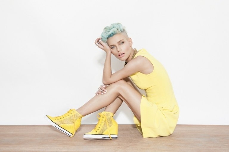 Sapatos amarelos com vestido amarelo para uma roupa de cor sólida