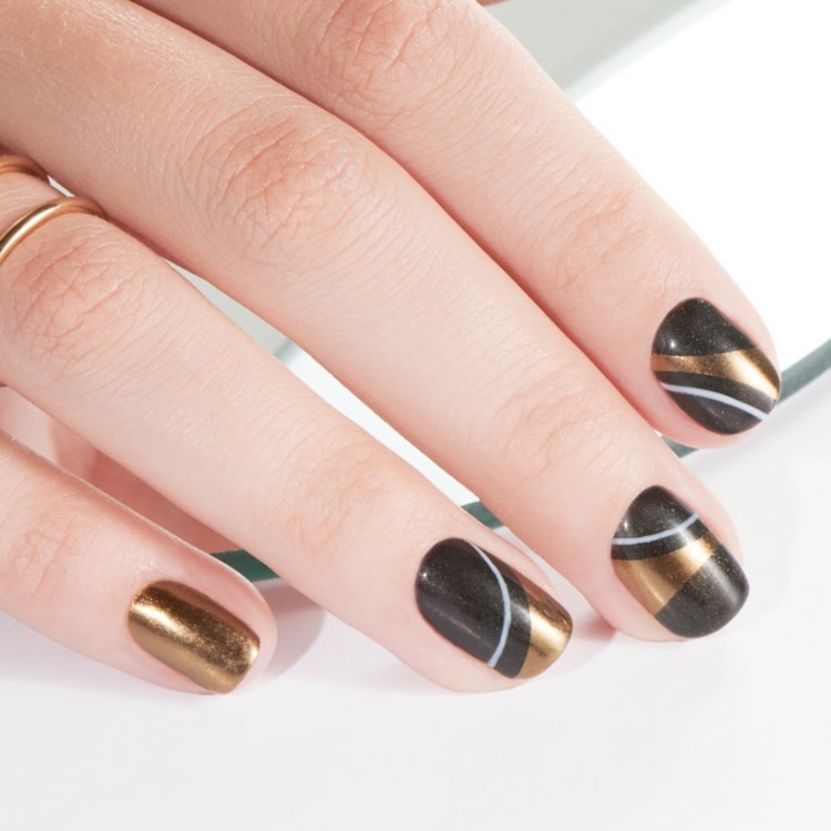 unhas de gel ouro preto curtas linhas brancas