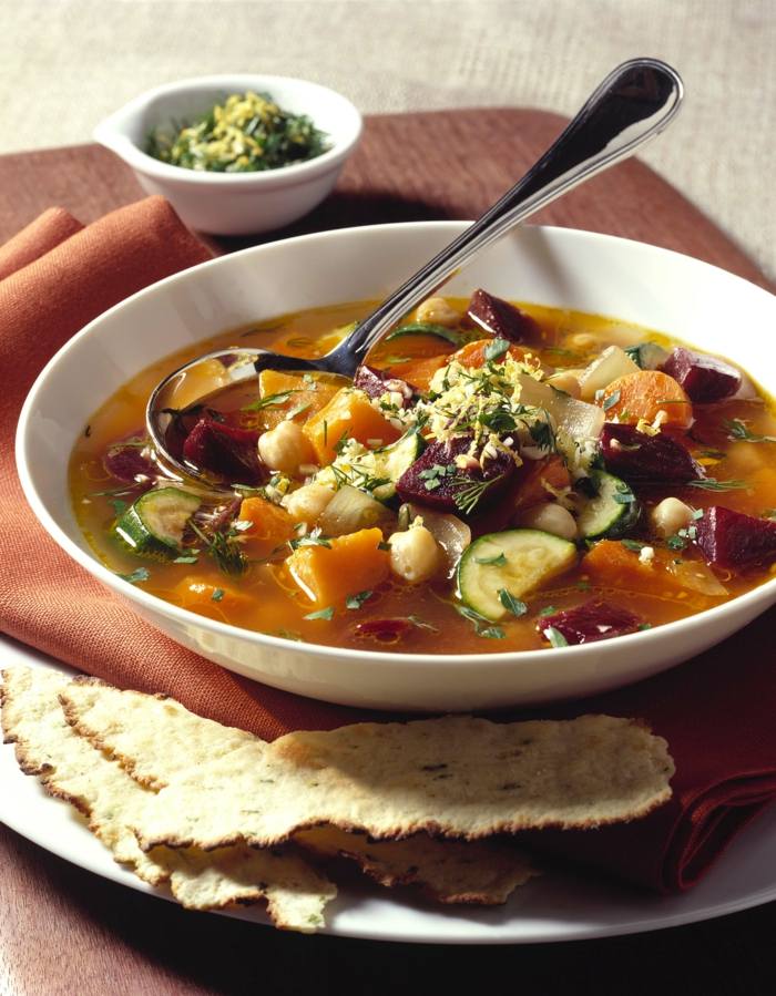 sopa de beterraba pepino legumes tigela prato colher