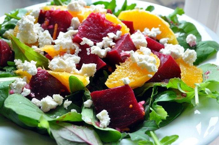 salada rezar laranja vermelha queijo feta vegetais no jardim