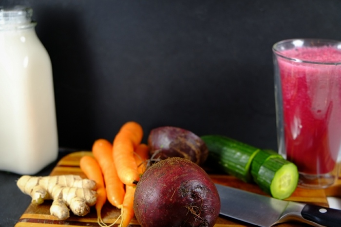 smoothie de vegetais, pepino, beterraba, cenouras, gengibre, leite