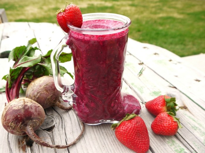 batido de morango batido de beterraba bebida saudável vidro jardim