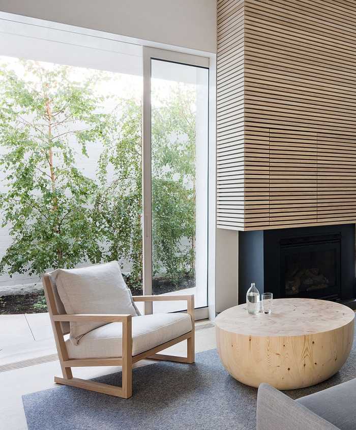 vivendo confortavelmente sala-lareira-luz-madeira-acesso-terraço