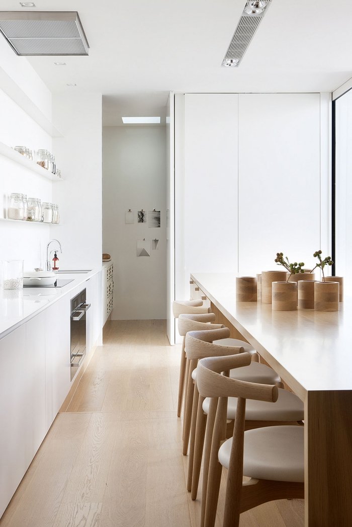 cozinha-branco-cozinha-fila-sala de jantar-móveis-madeira clara