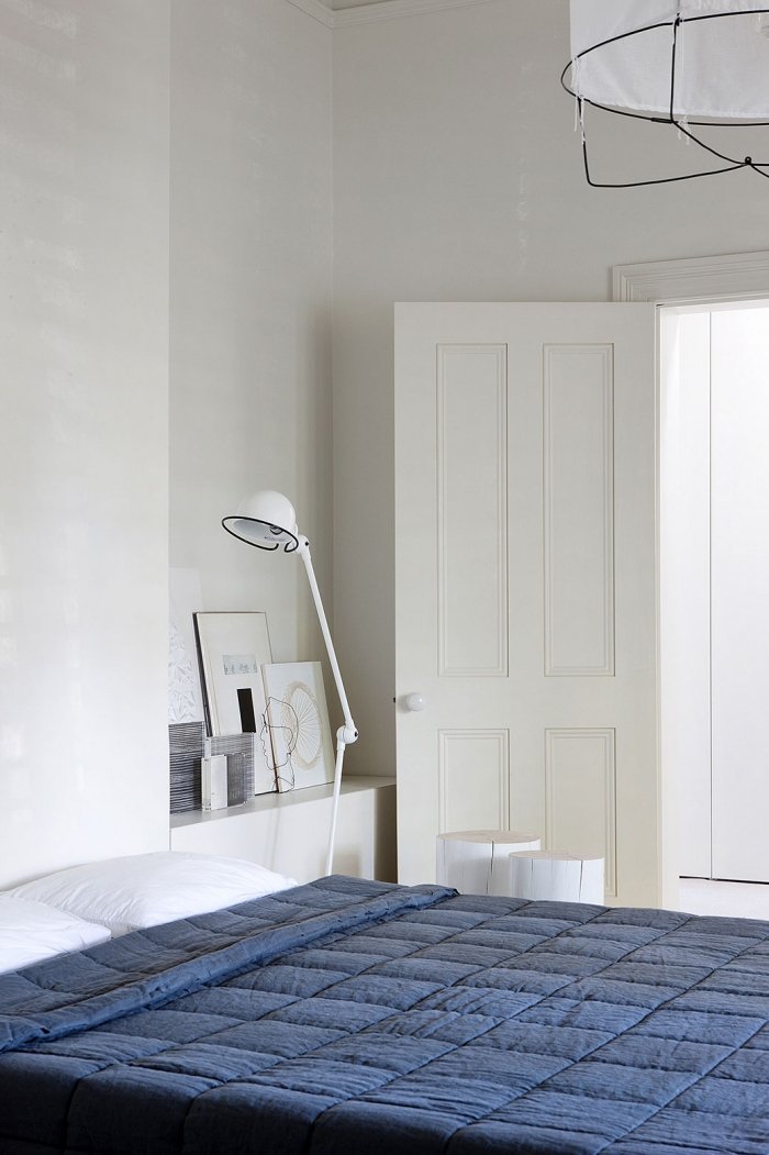 quarto-branco-parede-cor-azul-colcha