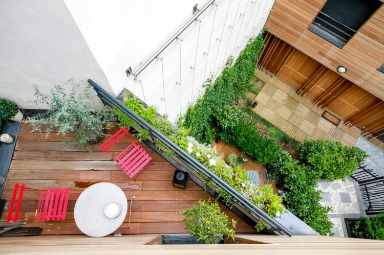 varanda-design-aconchegante-terraço-terraço-madeira-pequenas-cadeiras-dobráveis-plantas