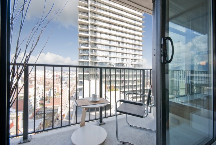 varanda-design-aconchegante-vista-cidade-moderna-porta de vidro-terraço