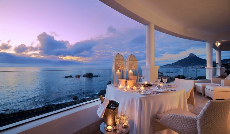 varanda-design-aconchegante-vista-mar-romântico-velas-móveis brancos