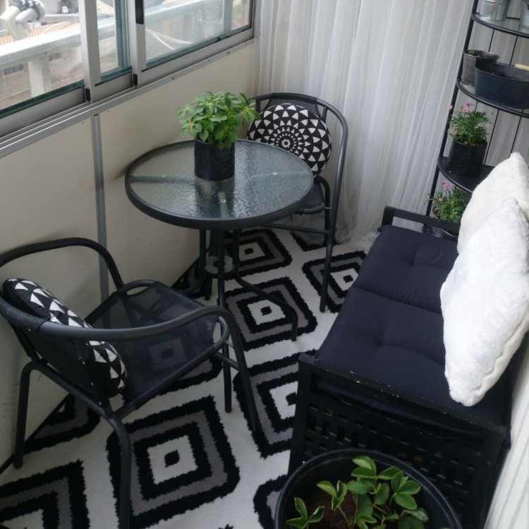 varanda-design-aconchegante-preto-branco-tapete-almofadas-assento-pequeno