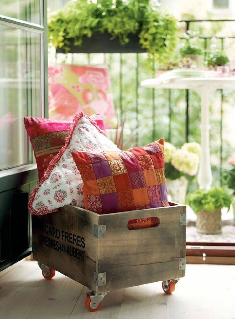 varanda-design-aconchegante-travesseiros-caixa de madeira-rolos-laranja-patchwork